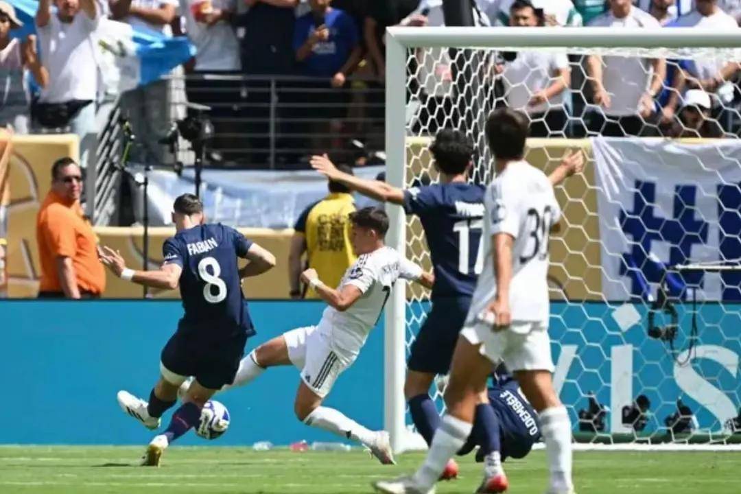 金球奖没悬念了！28岁巨星3分钟1传1射打崩皇马，7场硬仗造8球